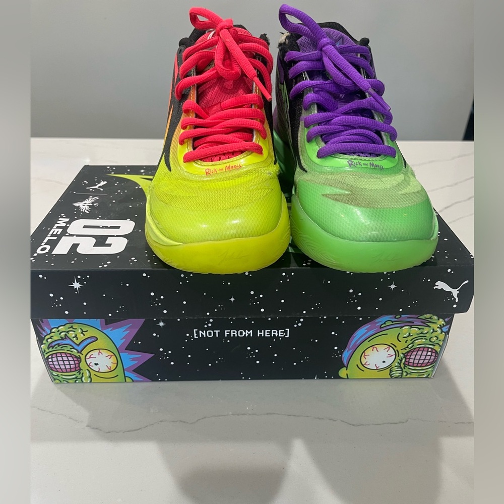 Great condition with original box!Mens size 6 Puma Rick and Morty BB shoes.
